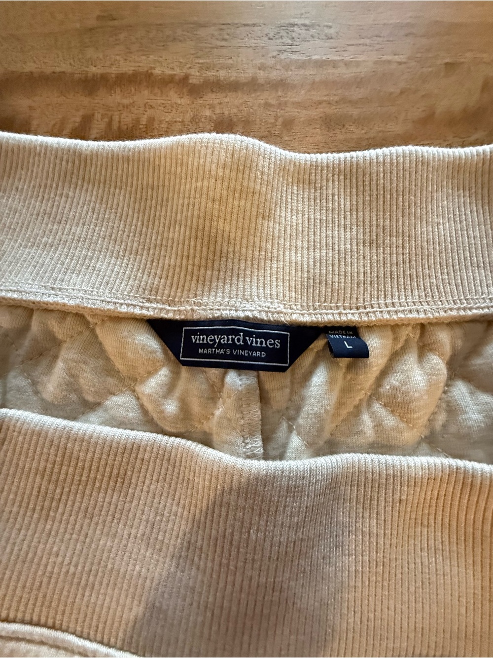Vineyard Vines Oatmeal Heather Quilted DC Short Large - Picture 5 of 9
